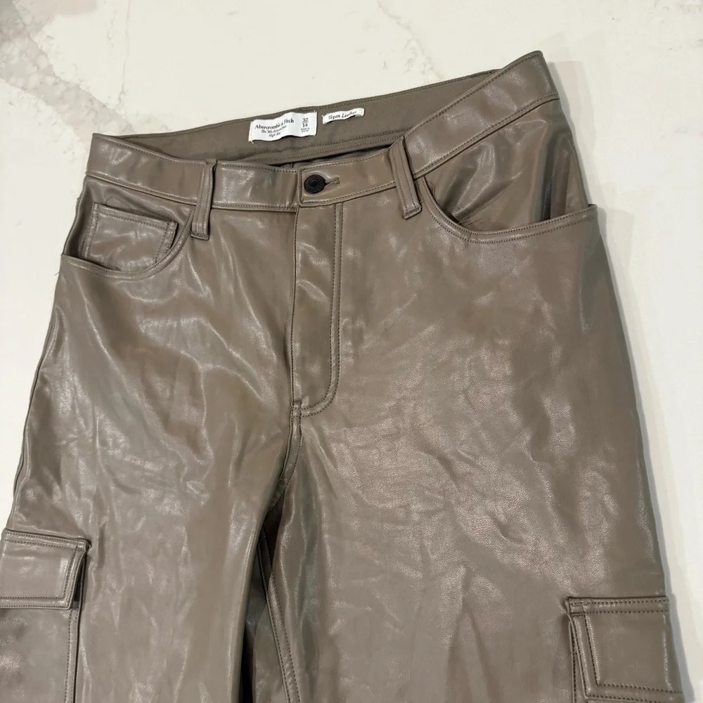 Abercrombie & Fitch Vegan Leather The 90’s Relaxed Cargo HighRise Jean Womens 14 - Picture 4 of 9